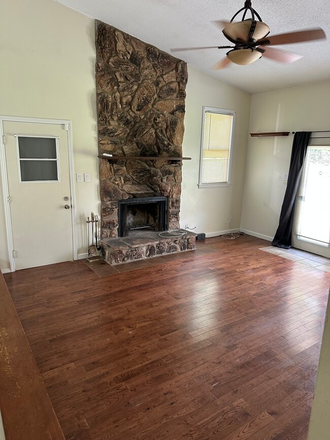 Building Photo - 106 Deerfield Dr