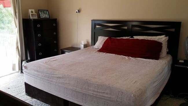 Building Photo - Stunning 3 bedroom, 2.5 bathroom Gold Cour...