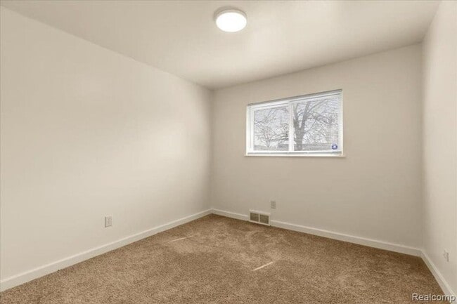 Building Photo - 10343 N Oak Dr