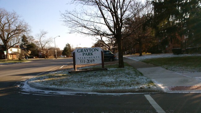 Building Photo - 12851 Lahser Rd