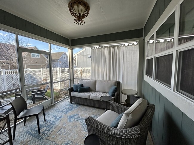 Building Photo - 405 E 32nd Ave