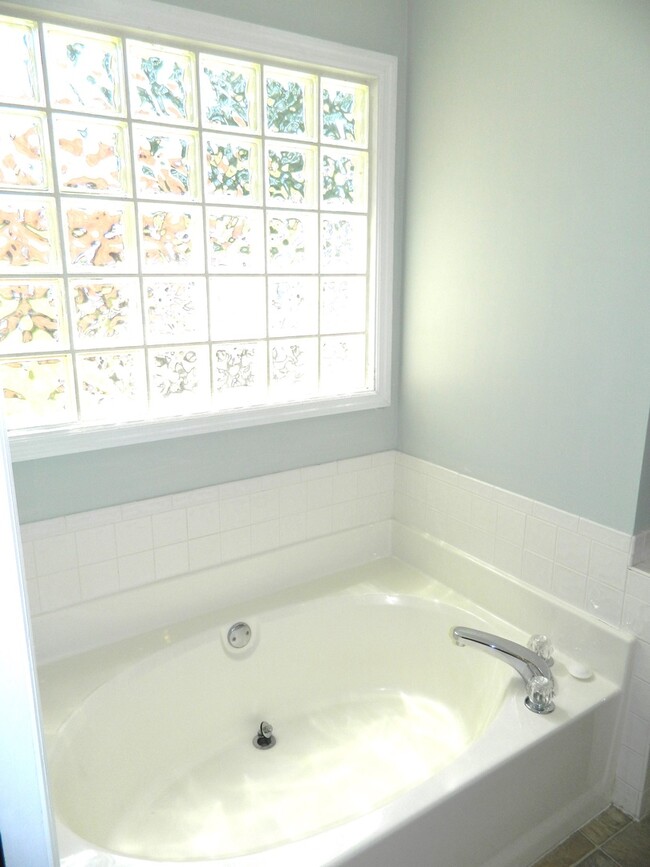 Building Photo - 1099 Maple Ridge Ct