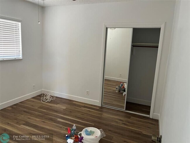 Building Photo - 5517 SW 24th Ave