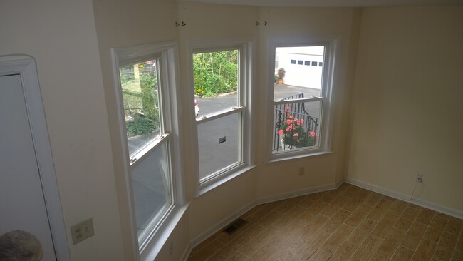 Large bay windows, let's in plenty of sun - 375 Hope St