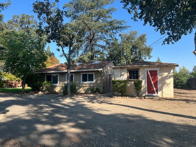 Building Photo - Great 1 bedroom 1 bathroom cottage on wooded lot in Citrus Heights
