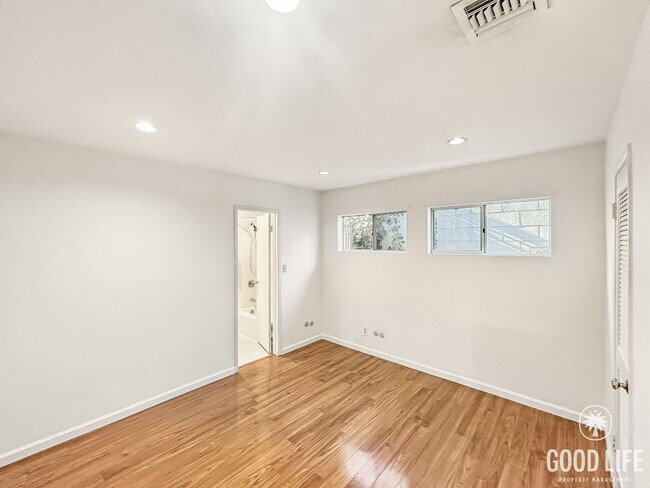 Building Photo - Beautiful 3BD/2BA W/ Private Pool, Garage, and A/C in Ocean Beach!