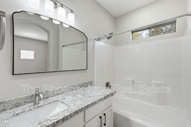 Building Photo - 554 E San Carlos Way