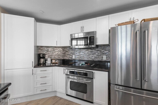 Building Photo - 231 Riverside Dr