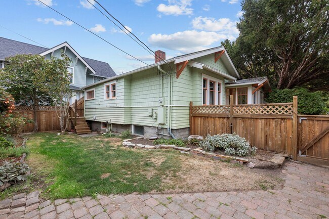 Building Photo - Classic Tacoma Charm with Room to Breathe....