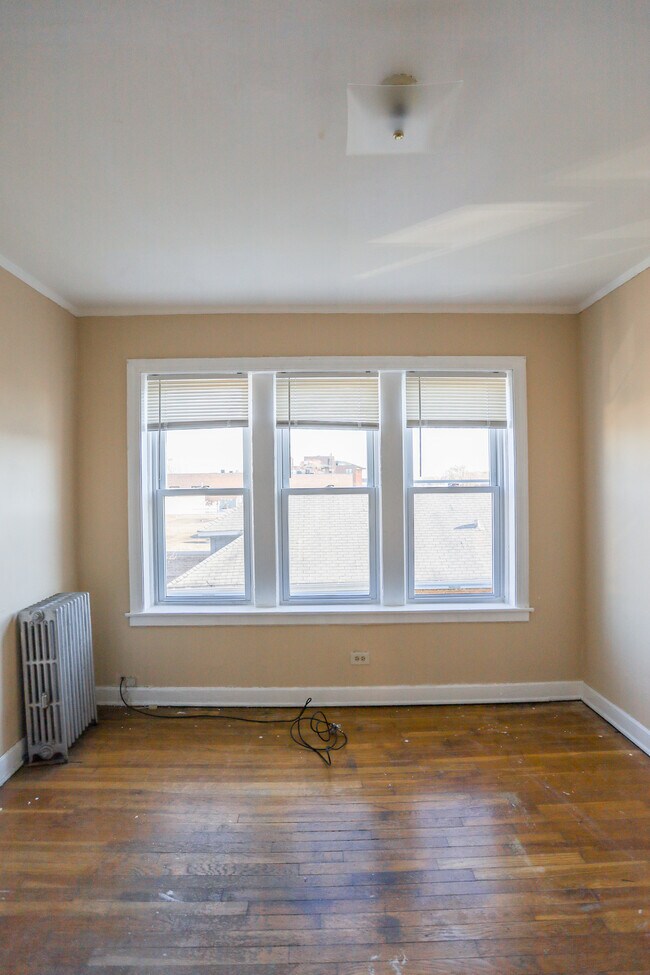 Building Photo - 5931 N Northwest Hwy