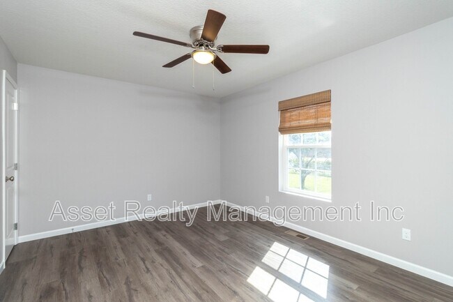 Building Photo - 524 Midlake Dr NE