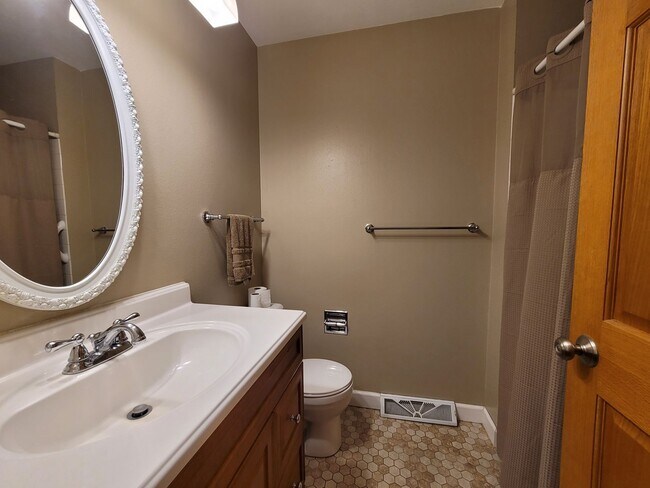 Building Photo - Coralville 4 bedroom 2.5 bath, 2 stall attached garage, fenced yard!