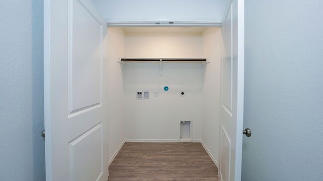 Building Photo - Spacious 4-bedroom, 2-bath located in Summerhill subdivision