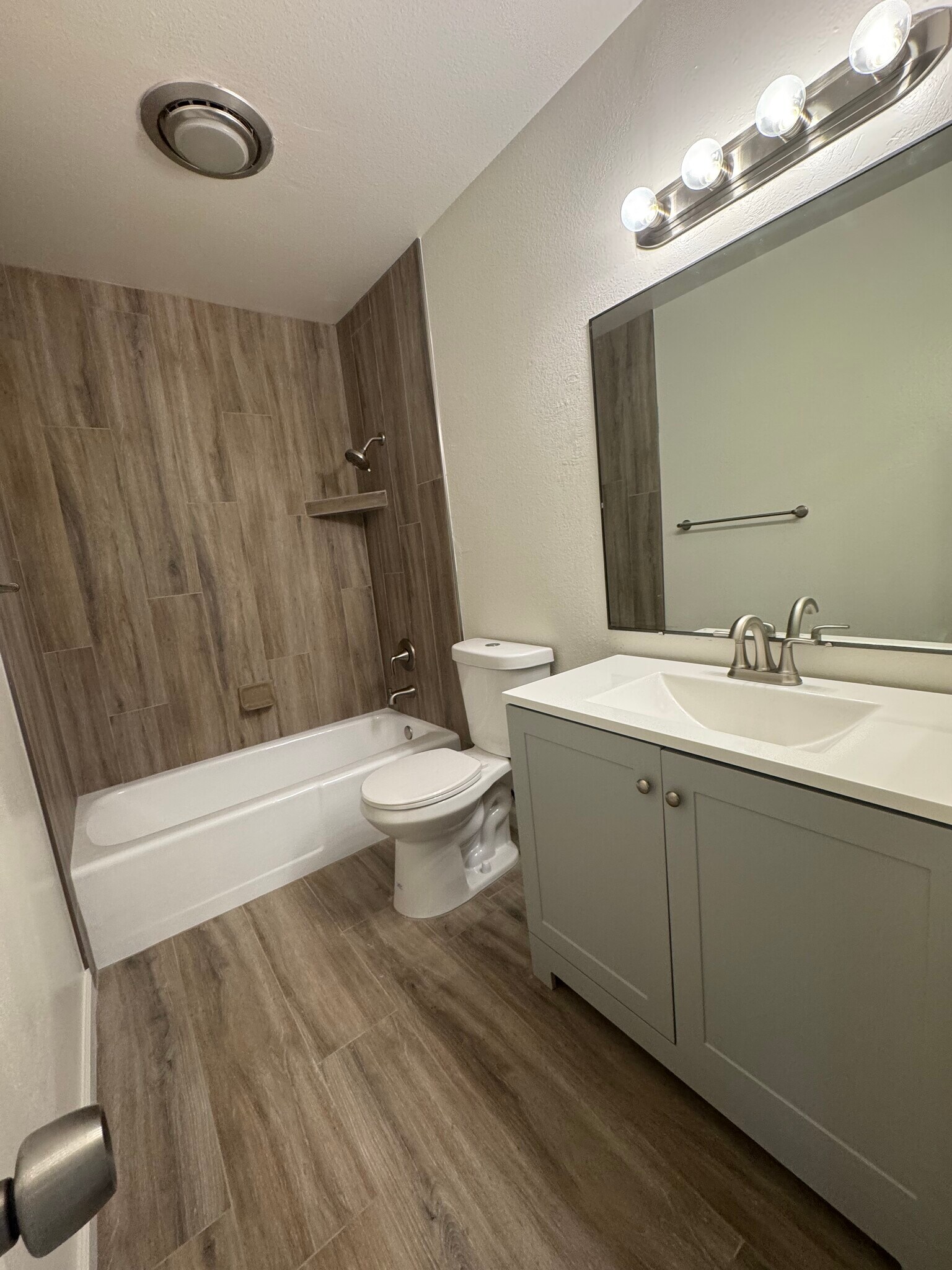 bathroom #1 - 3611 Buena Vista Ave
