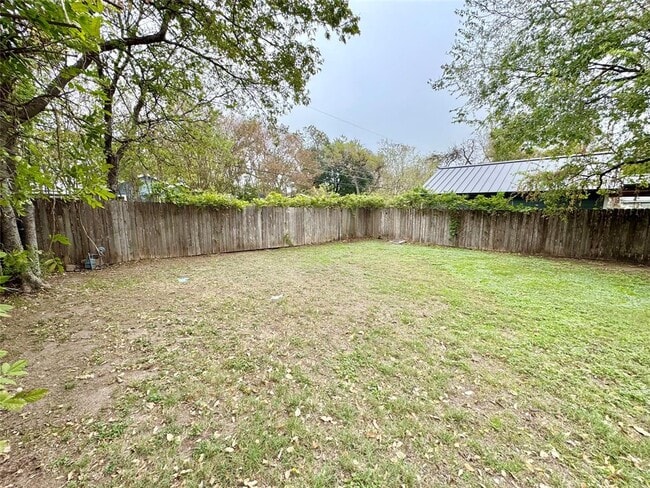 Building Photo - 1300 Crestwood Rd