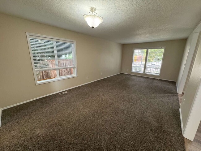 Building Photo - 1/2 OFF 3rd Month's Rent!!  Beautiful 4 Bedroom Clackamas Home