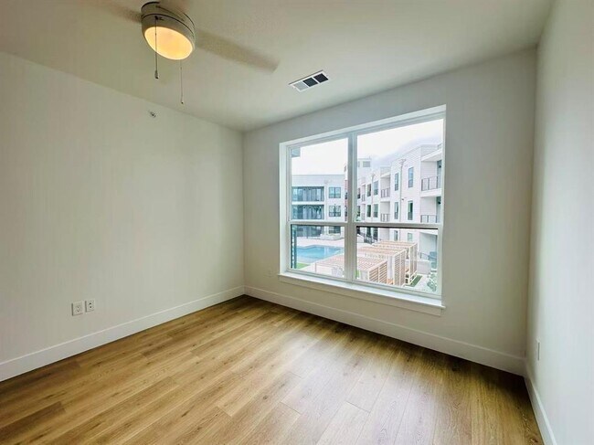 Building Photo - 1701 Simond Ave