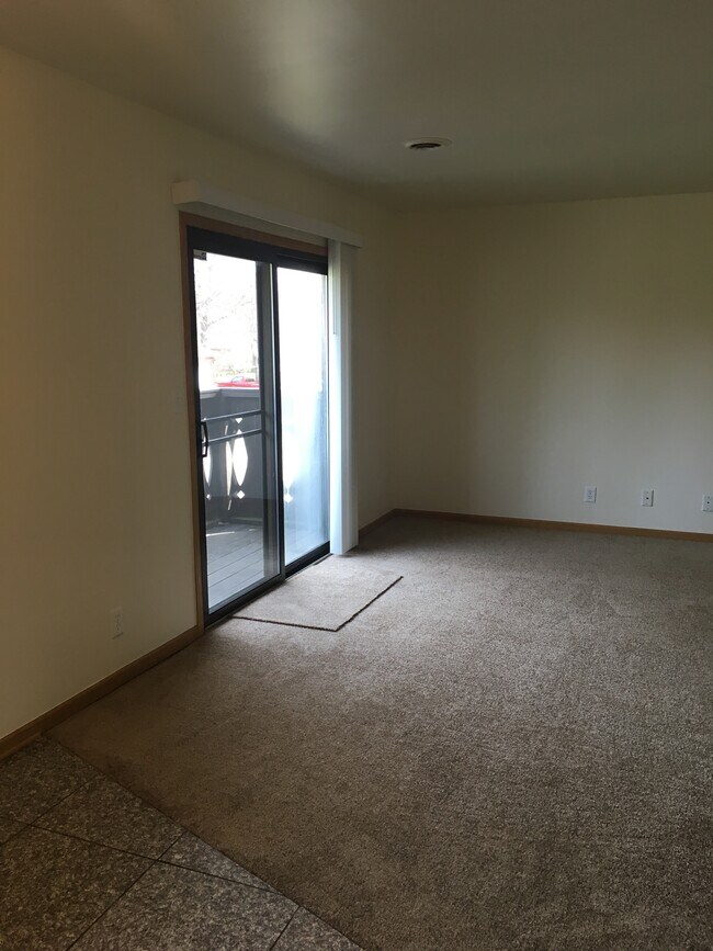 Building Photo - 1928 Redwood Dr