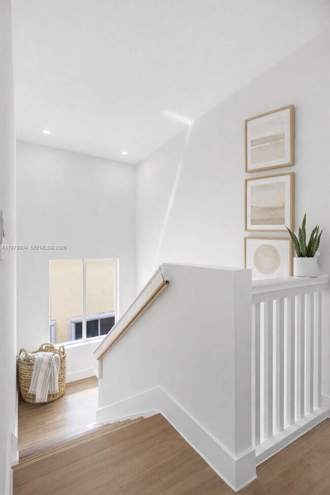 Building Photo - 354 NE 35th Ave