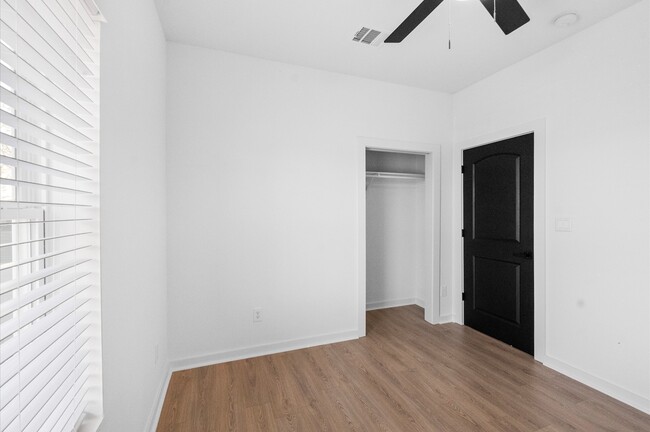 Building Photo - 9732 Tuffly St