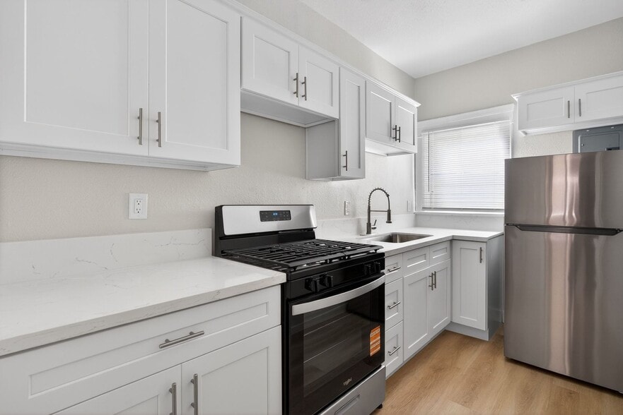 Building Photo - 915 Cherry Ave