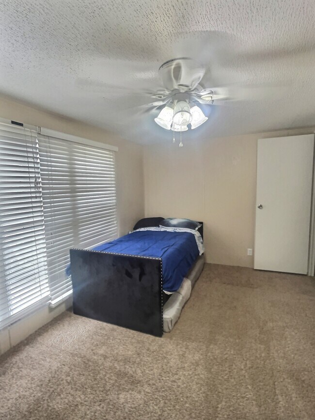 Building Photo - 214 Ridgeside Ct