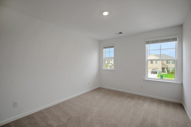 Building Photo - Stunning 4BR House in Hampton