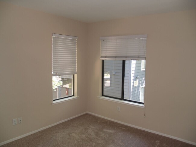 Building Photo - Beautiful, bright 3 bedroom 2 bathroom Dub...