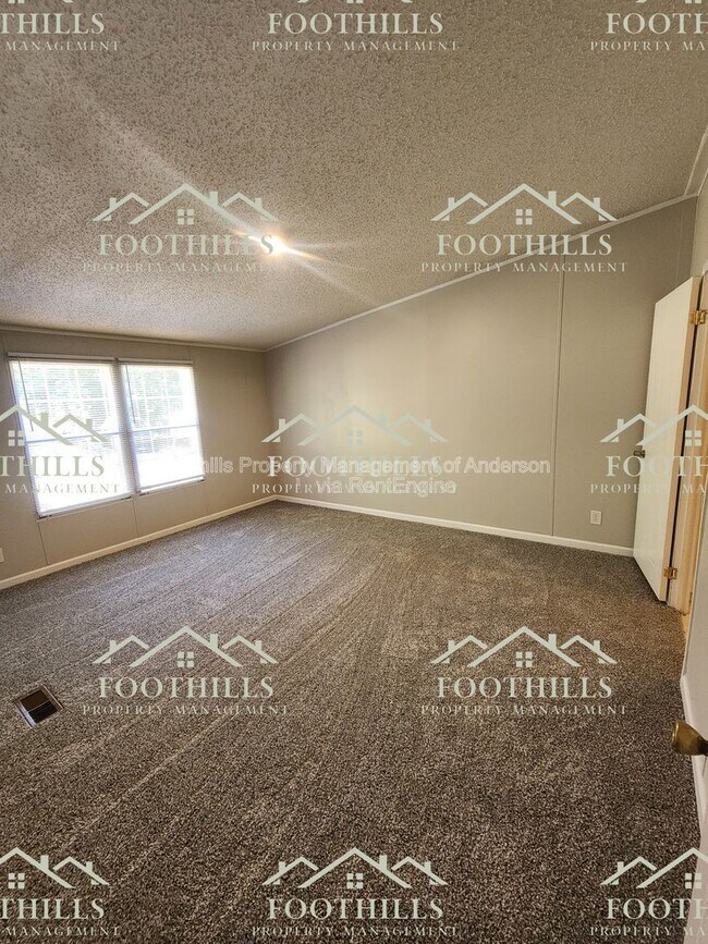 Building Photo - 240 Latham Dr