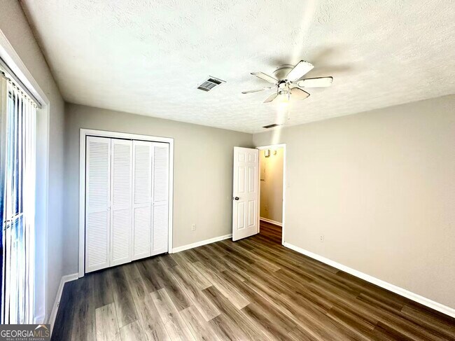 Building Photo - 100 Lakeview Ln