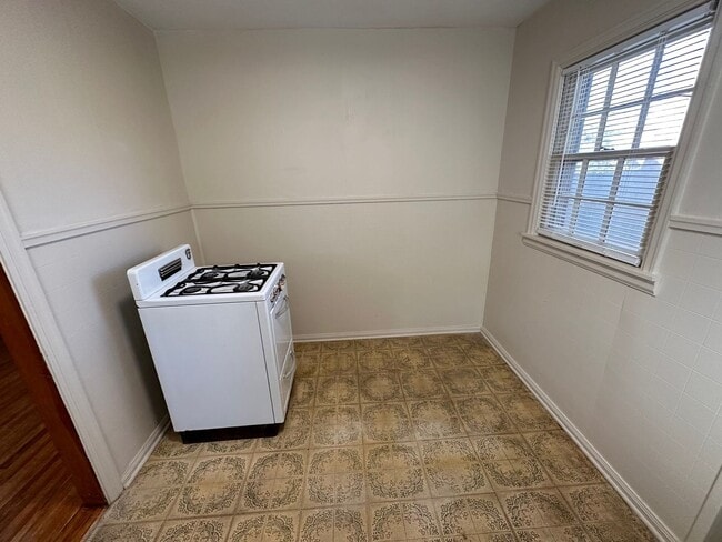 Building Photo - 1411 S Ong St