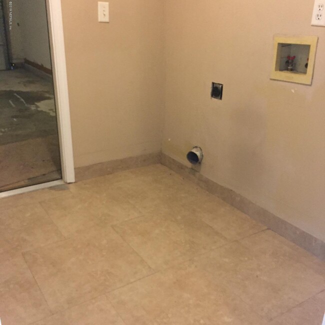 Building Photo - 12390 Casheros Cove Dr S