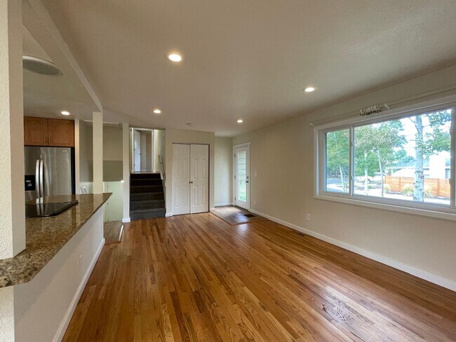 Building Photo - Newly Remodeled 6 Bed 3 Bath Martin Acre’s Home in Boulder