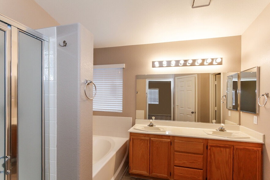 Building Photo - 6055 Autumn Rose Way