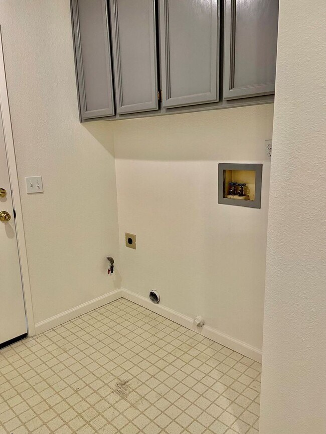 Building Photo - Gorgeous!