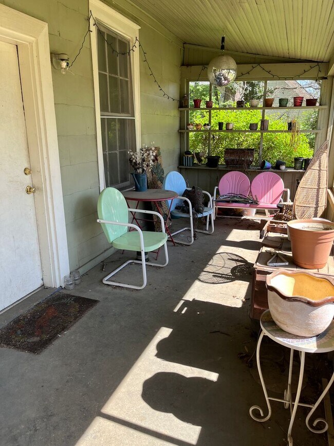 Building Photo - Charming Historic Home – Spacious 2-Bedroo...