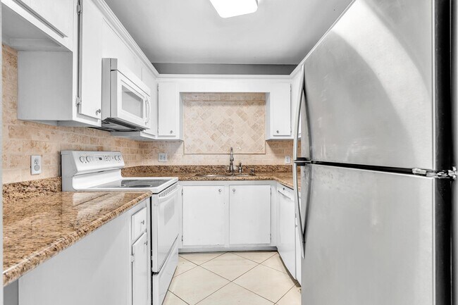 Building Photo - 5961 N Falls Circle Dr