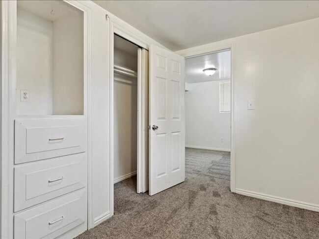 Building Photo - Murray beautiful 4 bed 2.5 bath family home
