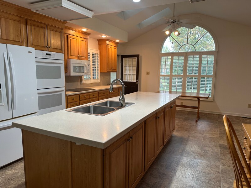 Building Photo - 9201 Woodlake Dr