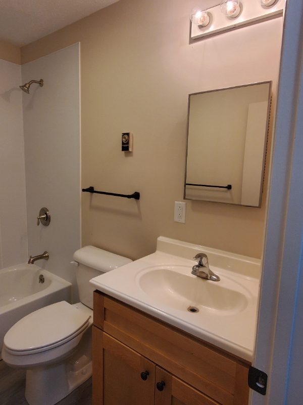 Building Photo - 861 Buchanan Trail E
