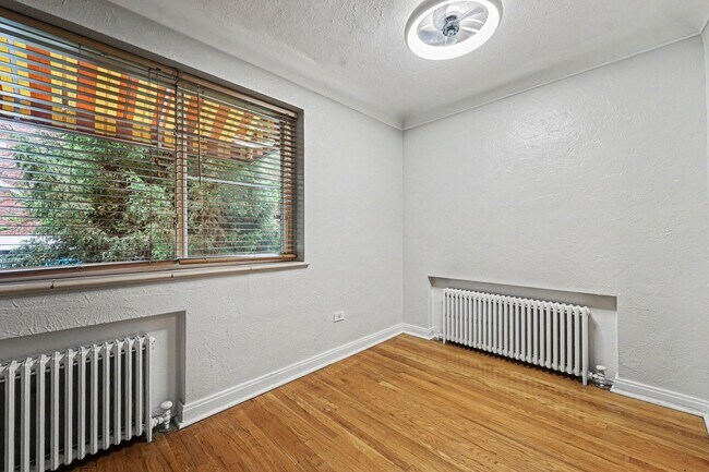Building Photo - Bright Updated 2-Bed Condo with Vintage Charm Near Wash Park & Cherry Creek