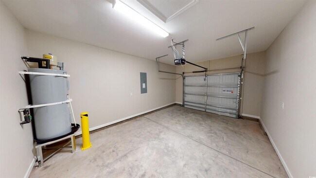 Building Photo - 14 Racquet Club Dr