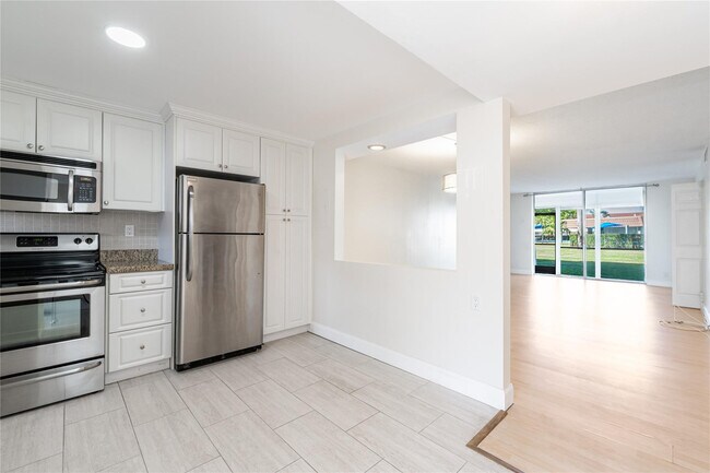 Building Photo - 9523 S Hollybrook Lake Dr