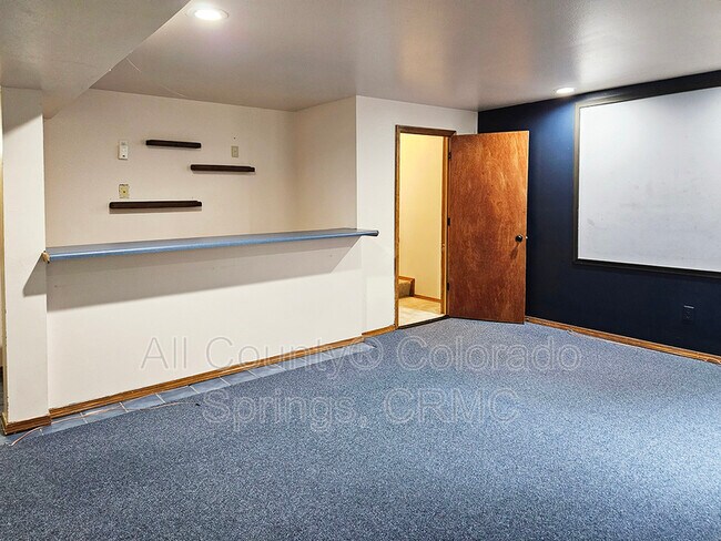 Building Photo - 2615 Helmsdale Dr