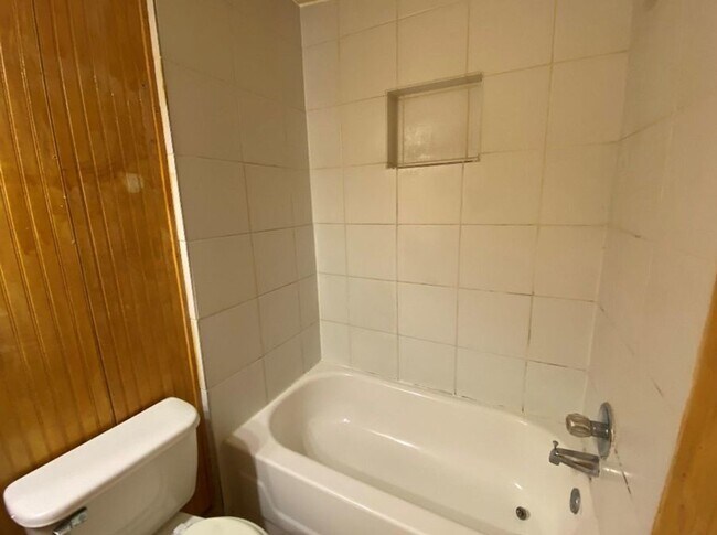 Building Photo - Bungalow close to the Lake