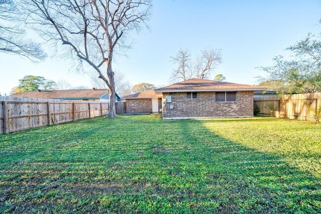 Building Photo - 6331 Oaknut Dr