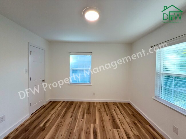 Building Photo - Fully Renovated 2-Bedroom Home Near UTA & AT&T Stadium – Modern Upgrades + Spacious Yard!