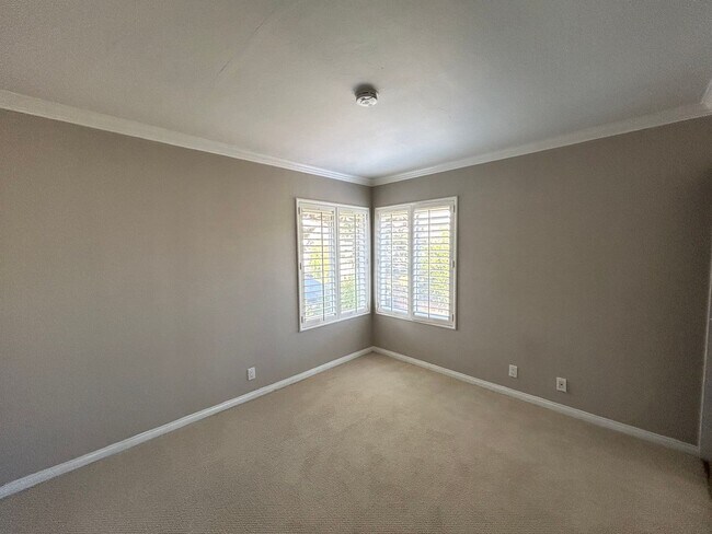 Building Photo - Stunning 4 Bedroom 2.5 Bath Home with Offi...