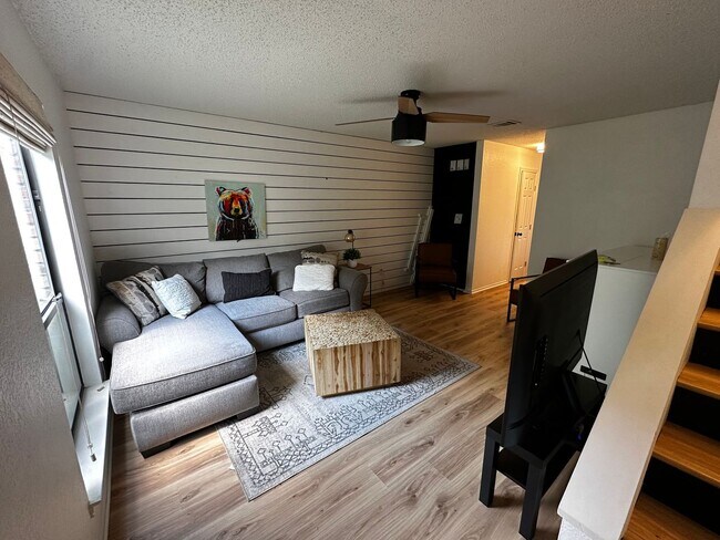 Building Photo - Furnished 2/2.5 Condo Blocks from Baylor Campus!