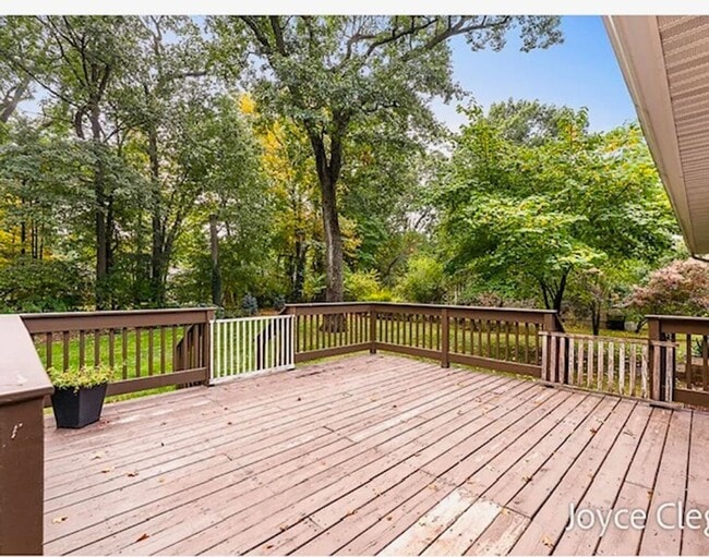 Building Photo - 15858 Lake Ave